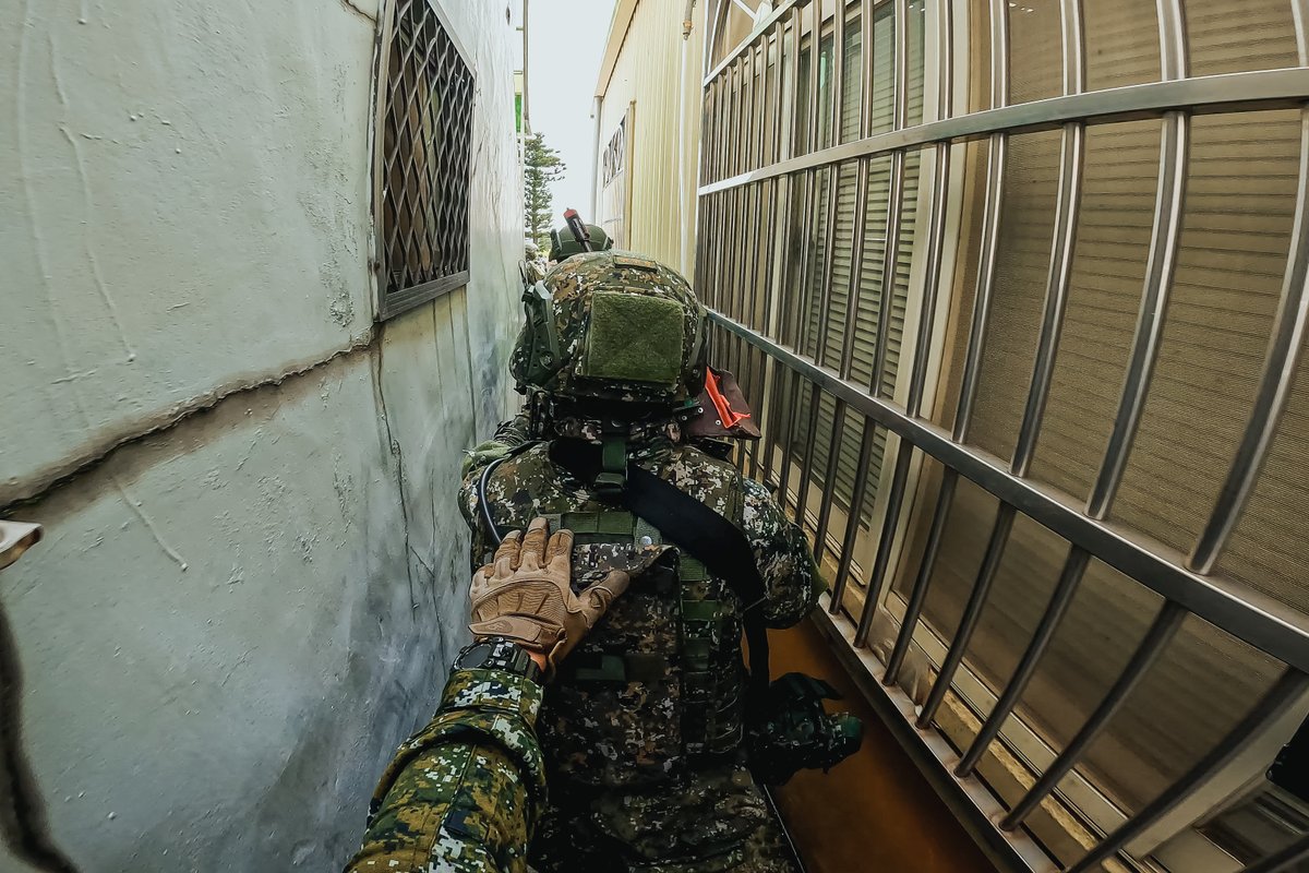 mna_roc's tweet image. #陸軍 金門防衛指揮部 #烈嶼守備大隊 步兵營日前實施 #逐次抵抗 作戰演練,模擬部隊面對敵軍持續推進狀況下,沿線逐步調整陣地與射擊位置。官兵分區掩護,交互接替戰鬥任務,並以空包彈射擊增加實戰化訓練,靈活運用火力與地形,展現遲滯敵軍行動與協同作戰能力,提升部隊整體應變能力與防衛作戰效能。…
