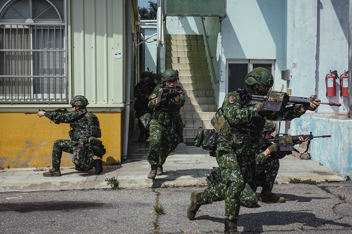 mna_roc's tweet image. #陸軍 金門防衛指揮部 #烈嶼守備大隊 步兵營日前實施 #逐次抵抗 作戰演練,模擬部隊面對敵軍持續推進狀況下,沿線逐步調整陣地與射擊位置。官兵分區掩護,交互接替戰鬥任務,並以空包彈射擊增加實戰化訓練,靈活運用火力與地形,展現遲滯敵軍行動與協同作戰能力,提升部隊整體應變能力與防衛作戰效能。…