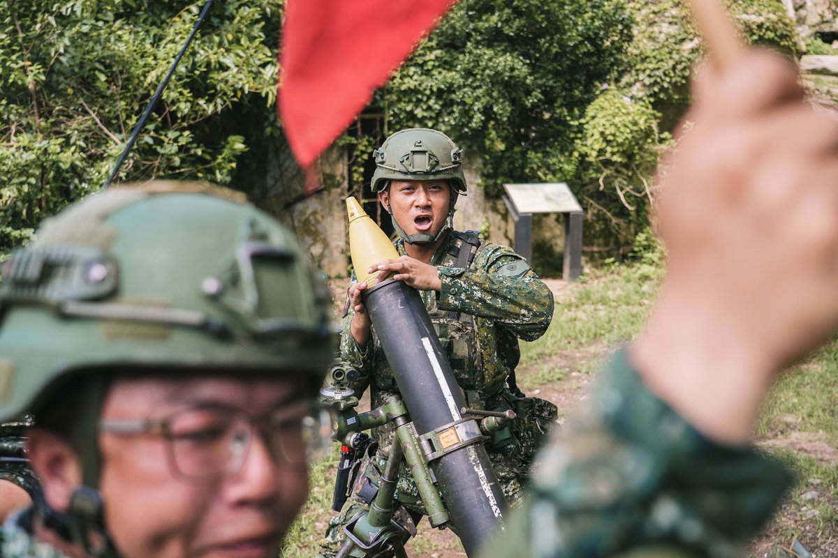 mna_roc's tweet image. #陸軍 金門防衛指揮部 #烈嶼守備大隊 步兵營日前實施 #逐次抵抗 作戰演練,模擬部隊面對敵軍持續推進狀況下,沿線逐步調整陣地與射擊位置。官兵分區掩護,交互接替戰鬥任務,並以空包彈射擊增加實戰化訓練,靈活運用火力與地形,展現遲滯敵軍行動與協同作戰能力,提升部隊整體應變能力與防衛作戰效能。…