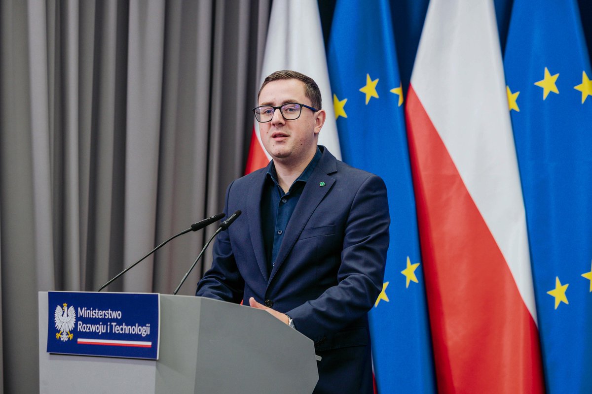 MRiTGOVPL's tweet image. 💬 Inwestując w magazyny energii chcemy dać szansę na rozwój nowych technologii i w ogóle rynku magazynów energii. Słyszymy wnioski merytoryczne płynące ze strony branży OZE, jak nowe technologie są też bezpieczne dla budownictwa i architektury oraz że te przepisy pożarowe…