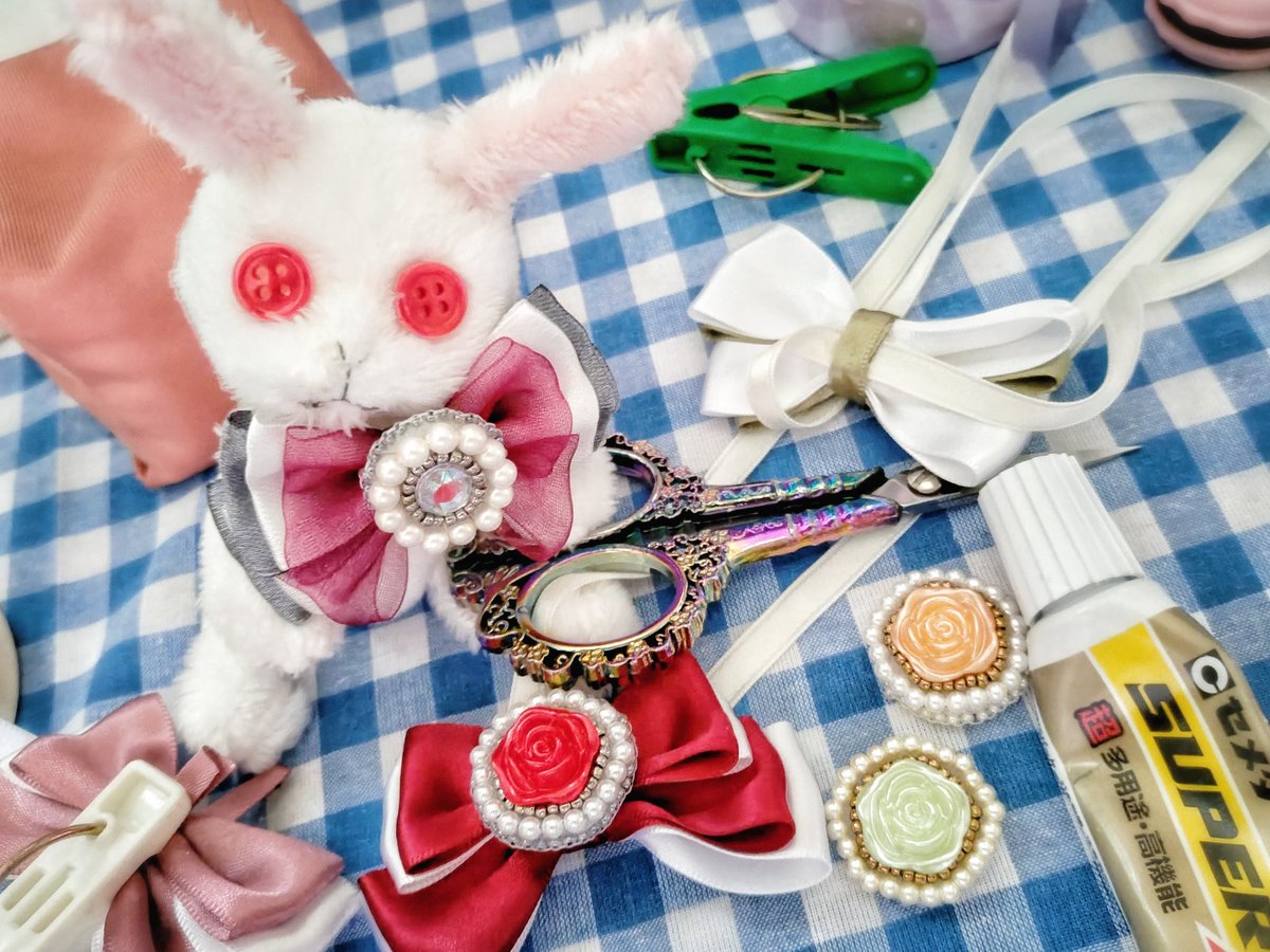 lsparkb26's tweet image. そして現在minneで公開していたバラリボンを展示状態にしているのですが、こちらのシリーズは今改良を施して(主にサイズ、一部のデザインを同じになるよう調整しています)来週には販売予定でいます🎀🌹
サイズは全種7cmで統一する予定です〜😊
お手伝いのしんじゅちゃんと😆
#ぬい活
#ぬい撮り