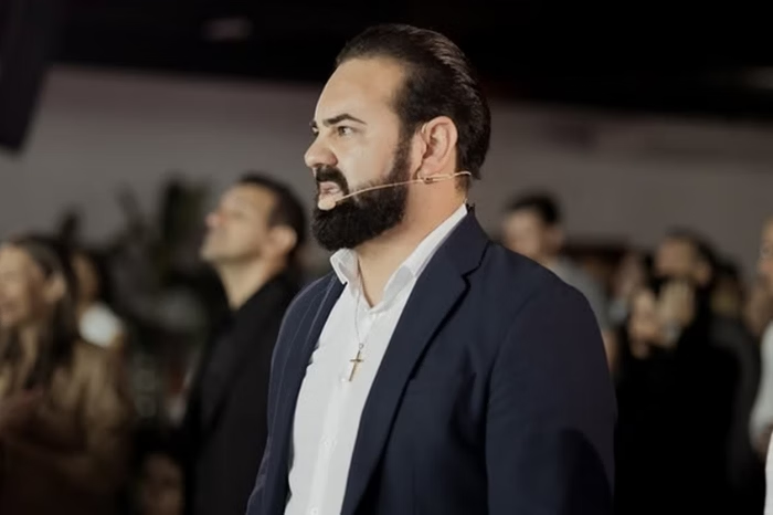 ➡️ Pastor que chamou Lula de “ladrão” é acusado de usar igreja para lavar dinheiro

Pastor virou alvo de críticas nas redes sociais após dizer que "odeia pobres". Igreja dele movimentou R$ 4 milhões junto a grupo suspeito

Leia na coluna de <a href="/taciolorran/">Tácio Lorran 🔎</a>: curt.link/piPMb