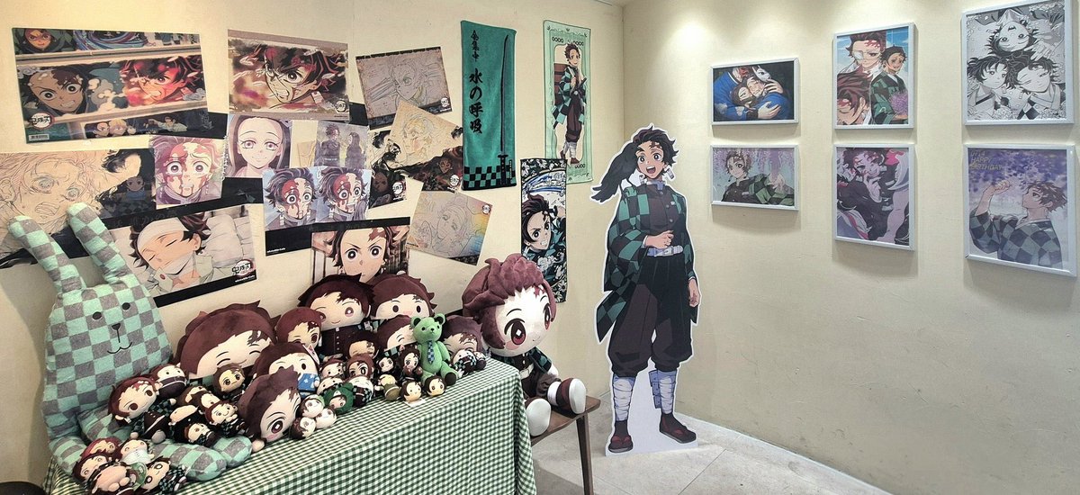 귀칼 탄지로 생일카페에 사용된 
굿즈버스 대형등신대입니다 !
칼선이 예술이라고 후기까지 남겨주셨어요..🍀🤍
감사합니다 (  ૢ ⦁ .ꔷ ૢ)

사진출처 - <a href="/sobajmt_kmt/">무한히 떨어지는 소바(そば)</a>님
            <a href="/mochi_peach7/">🍑말랑복숭🍑</a>님