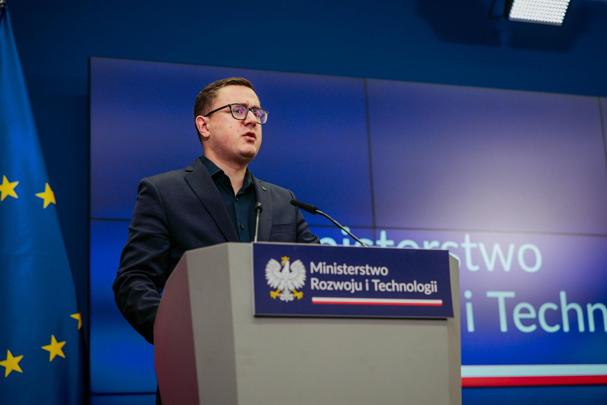 MRiTGOVPL's tweet image. 🌍 Wiceminister klimatu i środowiska @motykamilosz na temat rozwoju OZE podczas konferencji prasowej w #MRiT 💬 Jesteśmy rządem, który stawia, najmocniej w historii Polski, na rozwój magazynów energii. Od samego początku naszej pracy postawiliśmy sobie konkretne priorytety w…