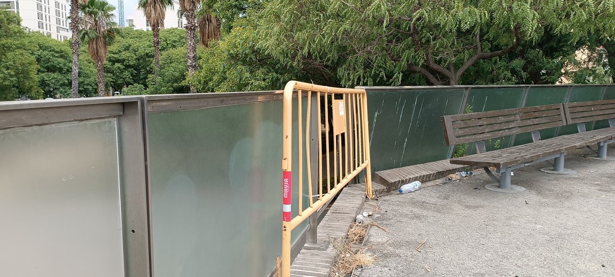 La pasarela de la Plaça Cerdà que conecta la Rambla Badal, Gran Vía y Passeig Zona Franca #LaMarina está muy dejada : ascensores que no funcionan, cristales rotos, suciedad y bicis y patinetes sin control 

Debe incrementarse el mantenimiento y el control y sanción del incivismo.