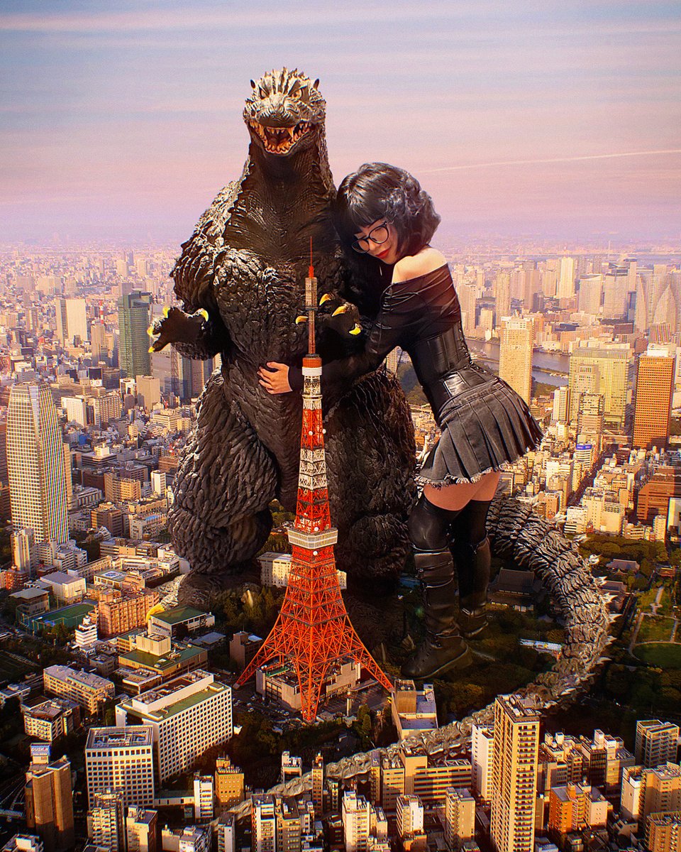 Glomps before stomps! 🫂🌆