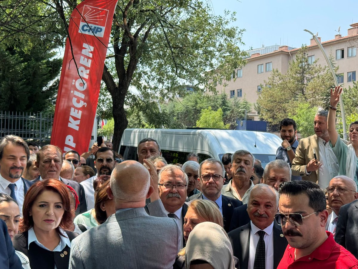 okonuralp's tweet image. Ak Parti’nin, zeytinliklerimizi, köylerimizi ve ormanlarımızı talan edecek yasa teklifine karşı, CHP Ankara İl Başkanlığımızın çağrısıyla bir araya geldik.
TBMM Dikmen Girişi’nde Türkiye’nin dört bir yanından gelen yurttaşlarımızla birlikte Talan Yasası’na karşı hep birlikte…