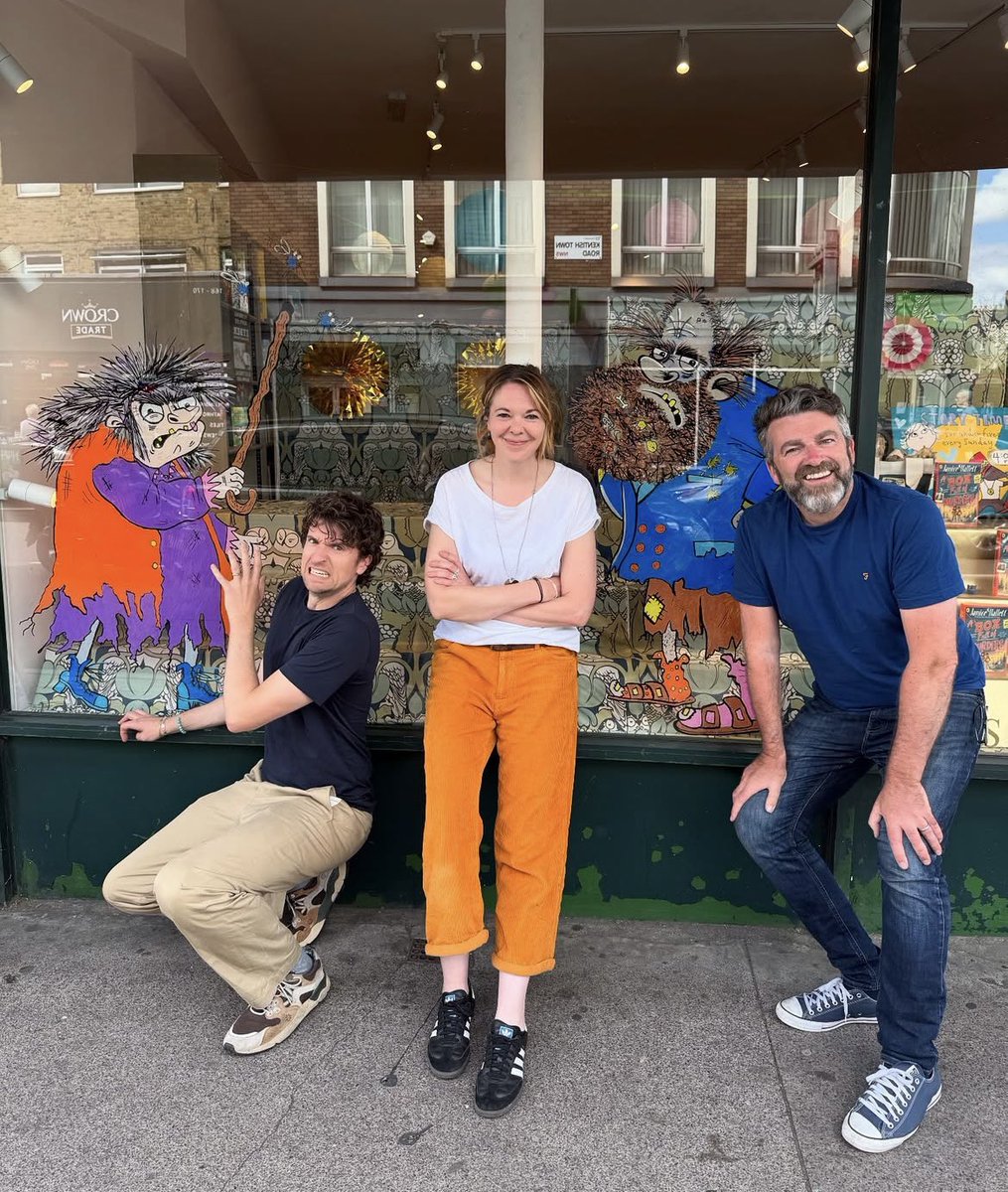 DA Children's Agency (@da_childrens) on Twitter photo We’re so excited to share some photos of this incredible bookshop window display illustrated by the talented Emily Jones to celebrate the paperback release of #TheTwitsNextDoor at the <a href="/OwlBookshop/">Owl Bookshop</a>! We’re so excited to share some photos of this incredible bookshop window display illustrated by the talented Emily Jones to celebrate the paperback release of #TheTwitsNextDoor at the <a href="/OwlBookshop/">Owl Bookshop</a>!