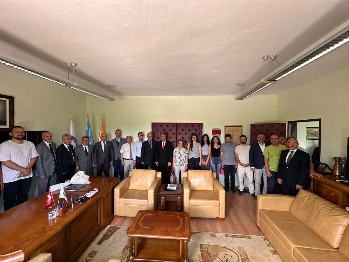 Kütahya Dumlupınar Üniversitesi İktisadi ve İdari Bilimler Fakültesi Dekanlığına atanan Prof. Dr. Ercan Taşkın, düzenlenen törenle görevi Rektörümüz ve Dekan Vekilimiz Prof. Dr. Süleyman Kızıltoprak’tan devraldı.
haber.dpu.edu.tr/tr/haber_oku/6…
#üniversitemdpü