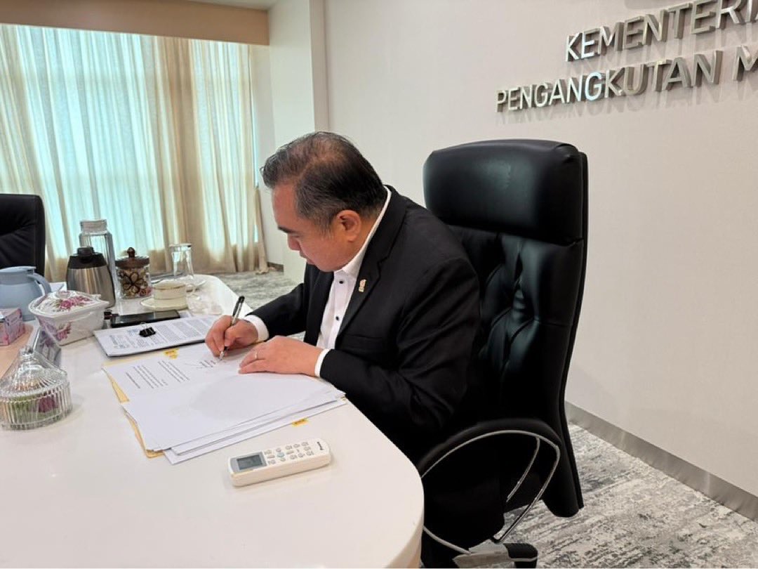 APADchannel's tweet image. 🚇 It’s official! MRT3 Circle Line Railway Scheme approved by YB Loke.
✅ Land lots reduced (1,012 ➡️ 690)
🔁 51.6km, 10 interchanges to boost Klang Valley’s connectivity.
🙏 93.3% rakyat sokong!
#MRT3 #CircleLine #KlangValleyTransport