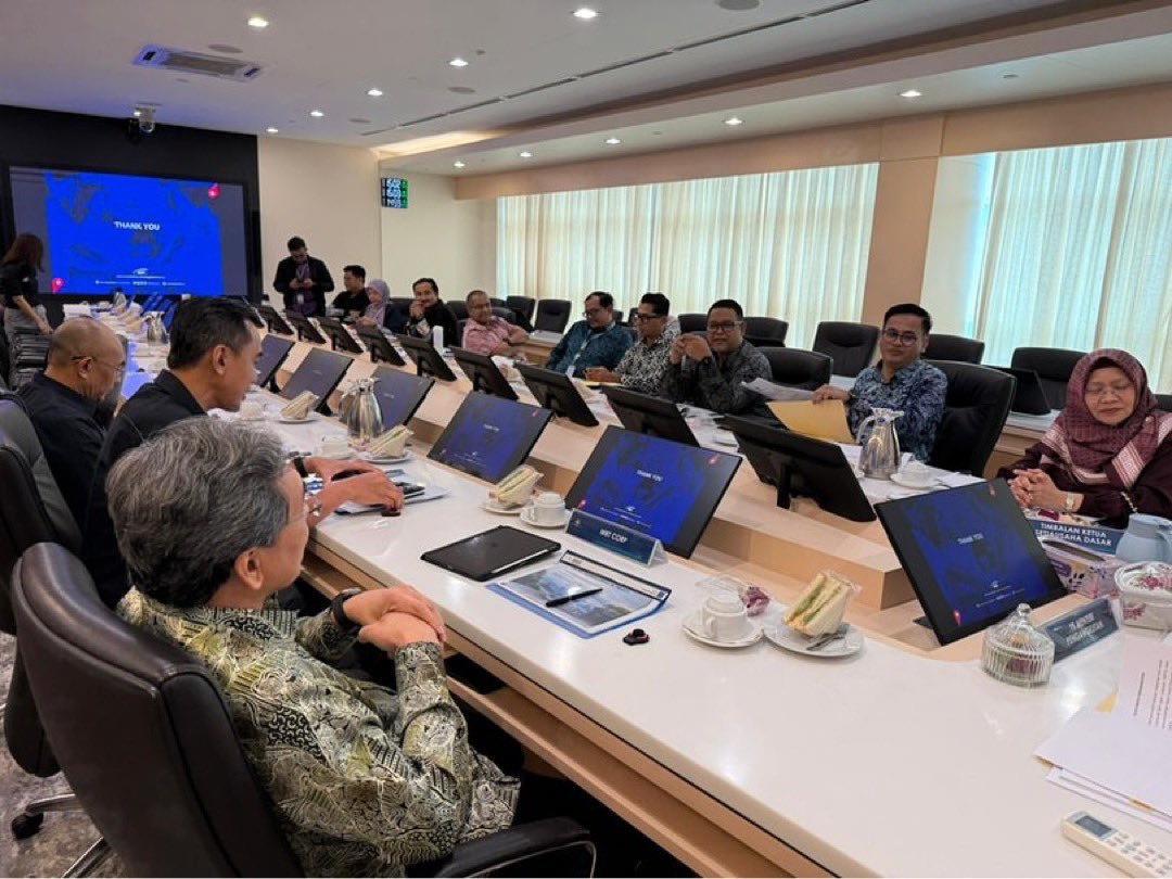 APADchannel's tweet image. 🚇 It’s official! MRT3 Circle Line Railway Scheme approved by YB Loke.
✅ Land lots reduced (1,012 ➡️ 690)
🔁 51.6km, 10 interchanges to boost Klang Valley’s connectivity.
🙏 93.3% rakyat sokong!
#MRT3 #CircleLine #KlangValleyTransport