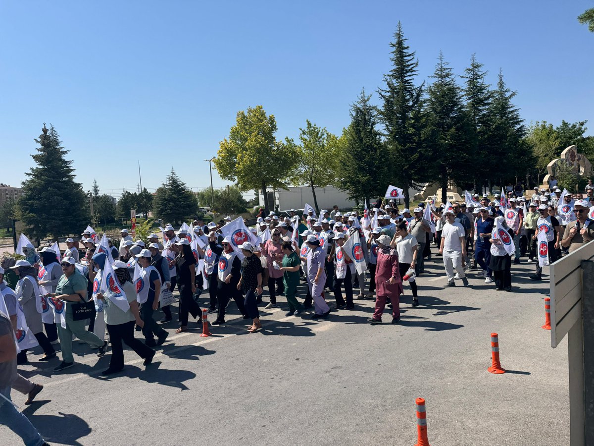 trsaglikis's tweet photo. 📢 KONYA AYAKTA!

Artık yeter!
Geçinemiyoruz, tükeniyoruz!
Adil ücret, güvenli çalışma ve insan onuruna yaraşır koşullar için bugün iş bıraktık.

Emeğimizin karşılığını istiyoruz, kararlıyız!
Birlikte direneceğiz, birlikte kazanacağız! ✊

Türkiye Sağlık ve Sosyal Hizmet İşçileri Sendikası – Konya Şubesi