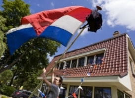 Geslaagde leerlingen speciaal onderwijs hijsen vlag op stadhuis Den Haag dlvr.it/TLynxQ