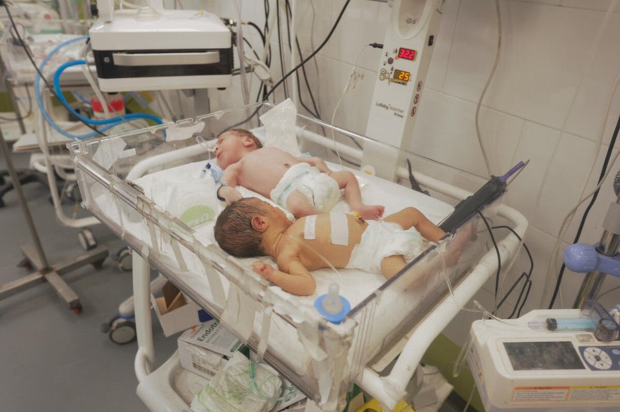 UNFPA_ASRO's tweet image. 🚨 For the first time in 130 days, fuel has entered #Gaza — but it's only a fraction of what's urgently needed.
To keep hospitals, humanitarian operations, and essential services running, far greater volumes must be allowed in and reach both the north and south.
#FuelForGaza