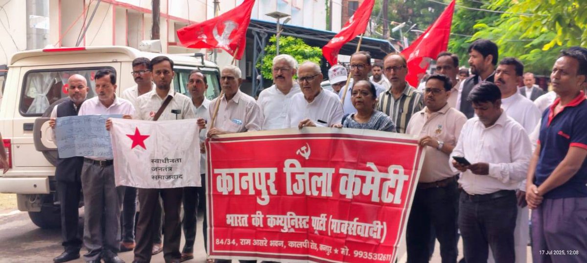 cpimspeak's tweet photo. उत्तर प्रदेश में स्कूलों को बंद करने के ख़िलाफ़ प्रदर्शन
सीपीआईएम उत्तर प्रदेश ने प्रदेश में मर्जर करने के नाम पर 5000 से अधिक प्राथमिक विद्यालयों को बंद करने के ख़िलाफ़ प्रदेश व्यापी विरोध प्रदर्शन का आह्वान किया जिसके तहत प्रदेश के ज़िला प्रदर्शन मुख्यालयों पर प्रदर्शन किया गयाI  इस अवसर पर प्राथमिक विद्यालयों को बंद करने के विरोध में मुख्यमंत्री को संबोधित ज्ञापन प्रशासन को दिया गया। लखनऊ के प्रदर्शन में  सीपीआईएम उत्तर प्रदेश राज्य सचिव रविशंकर मिश्रा शामिल हुए।