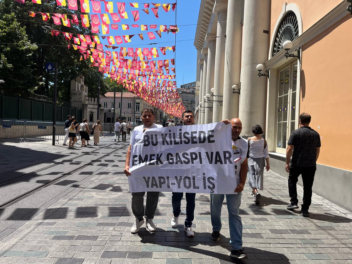 📍İstanbul

San Pasifico Latin Katolik Klisesi tarafından iki yıldır hakları gasp edilen işçiler eylemlerinin 10. gününde tekrar gözaltına alındılar.
Klise yönetimindan taraf olan polis açıkça suç işlemektedir. 
Gözaltı ve baskılarla işçileri vazgeçirme çabası faydasız.