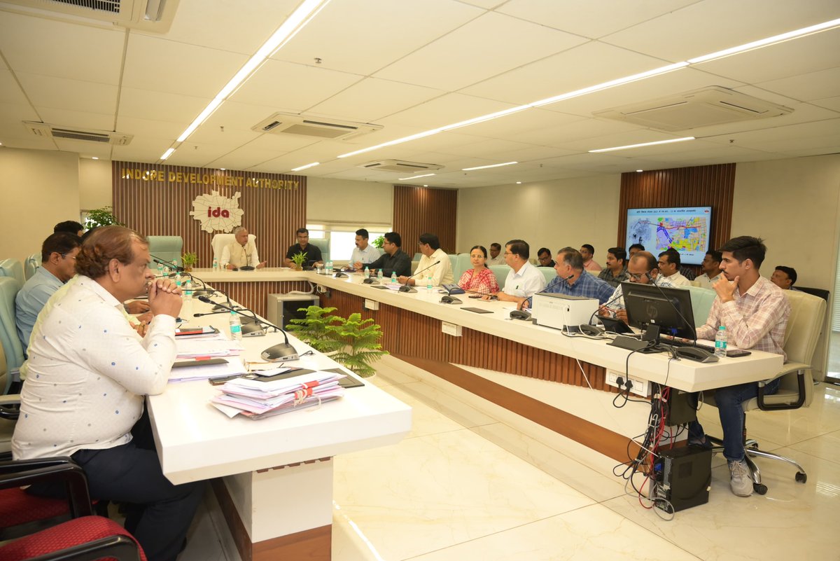 idaIndore22's tweet image. संभागायुक्त सह अध्यक्ष श्री दीपक सिंह एवं मुख्य कार्यपालिक  अधिकारी श्री आर.पी. अहिरवार की उपस्थिति में हुई समीक्षा बैठक में टाउन प्लानिंग, सीएम राइज स्कूल, फ्लायओवर व रालामंडल सौंदर्यीकरण जैसे प्रोजेक्ट्स की प्रगति की समीक्षा की गई। 

#IndoreDevelopment #SmartCityIndore #ida