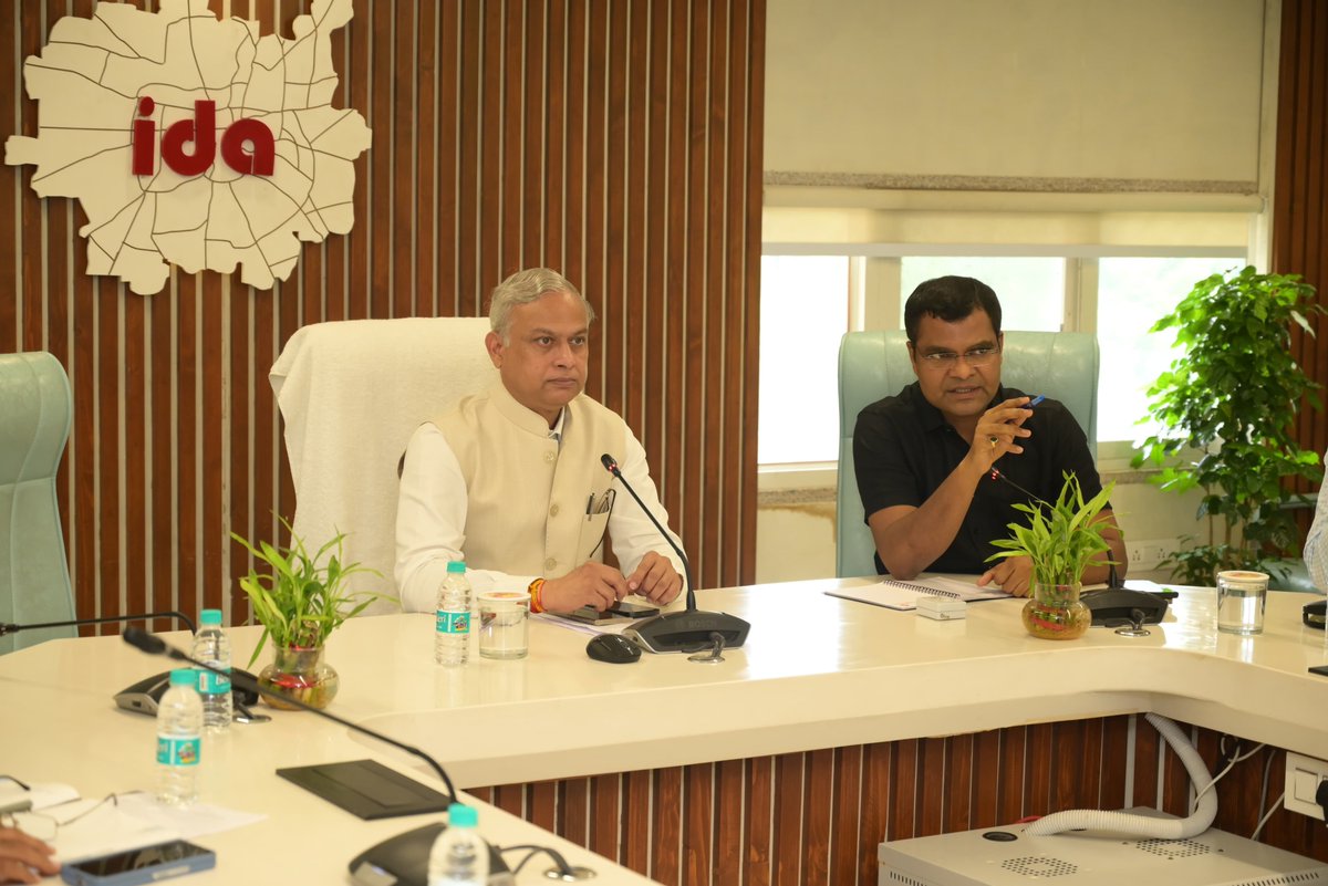 idaIndore22's tweet image. संभागायुक्त सह अध्यक्ष श्री दीपक सिंह एवं मुख्य कार्यपालिक  अधिकारी श्री आर.पी. अहिरवार की उपस्थिति में हुई समीक्षा बैठक में टाउन प्लानिंग, सीएम राइज स्कूल, फ्लायओवर व रालामंडल सौंदर्यीकरण जैसे प्रोजेक्ट्स की प्रगति की समीक्षा की गई। 

#IndoreDevelopment #SmartCityIndore #ida