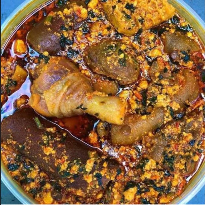 SameBunny0's tweet image. One day, we will talk about how Ibo parents spread propaganda and hatred about Yoruba food especially our soups to their children. Imagine calling an entire tribe &quot;oily and pepper soup eaters&quot; and telling their kids that Yorubas don&apos;t know how to cook or even have proper soup.