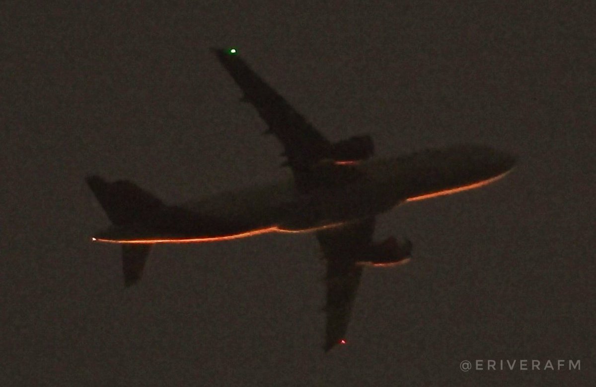 assal_sv's tweet photo. 5:19 de la mañana, llegando de New York a El Salvador, A320 de @avianca.
Fotografía de @eriverafm
#spotters #avgeek #spotter #planespotter #a320 #AIRBUS #jetphoto https://t.co/nLeXCqpou6