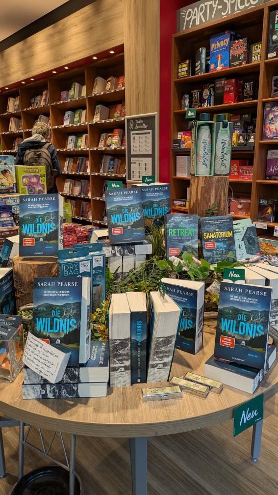 SarahVPearse's tweet image. 🇩🇪 GERMAN PUBLICATION of THE WILDS!
The German Edition of THE WILDS is now out & a wonderful reader shared these beautiful photographs of one of the displays in Thalia! Loving seeing the gorgeous sprayed edges in all of their glory! :)