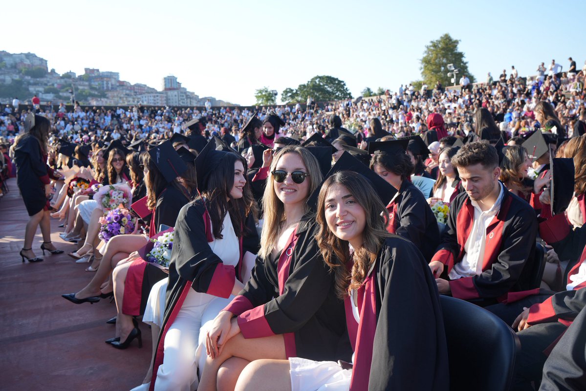 BiLGiOfficial's tweet image. Mezuniyetlerimizin ilk gününü Sağlık Bilimleri Fakültesi ve Sağlık Hizmetleri Meslek Yüksekokulu ile tamamladık🎓. Mutluluk, heyecan ve duygu dolu bir günü geride bıraktık. Mezunlarımıza başarılar diliyor yanlarında olmaktan mutluluk duyuyoruz.🎉
We've wrapped up the first day…