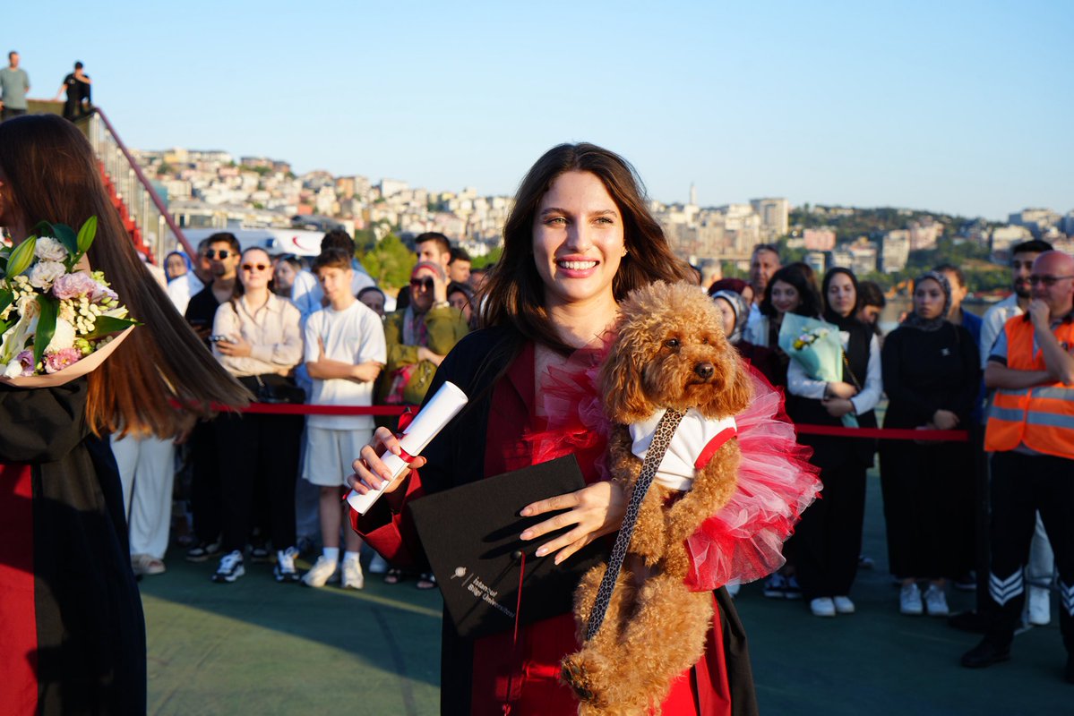 BiLGiOfficial's tweet image. Mezuniyetlerimizin ilk gününü Sağlık Bilimleri Fakültesi ve Sağlık Hizmetleri Meslek Yüksekokulu ile tamamladık🎓. Mutluluk, heyecan ve duygu dolu bir günü geride bıraktık. Mezunlarımıza başarılar diliyor yanlarında olmaktan mutluluk duyuyoruz.🎉
We've wrapped up the first day…