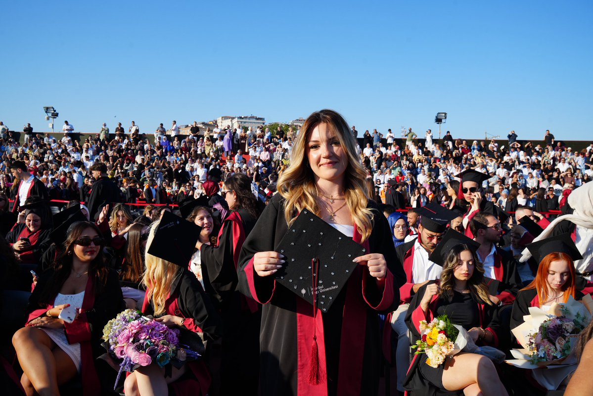 BiLGiOfficial's tweet image. Mezuniyetlerimizin ilk gününü Sağlık Bilimleri Fakültesi ve Sağlık Hizmetleri Meslek Yüksekokulu ile tamamladık🎓. Mutluluk, heyecan ve duygu dolu bir günü geride bıraktık. Mezunlarımıza başarılar diliyor yanlarında olmaktan mutluluk duyuyoruz.🎉
We've wrapped up the first day…