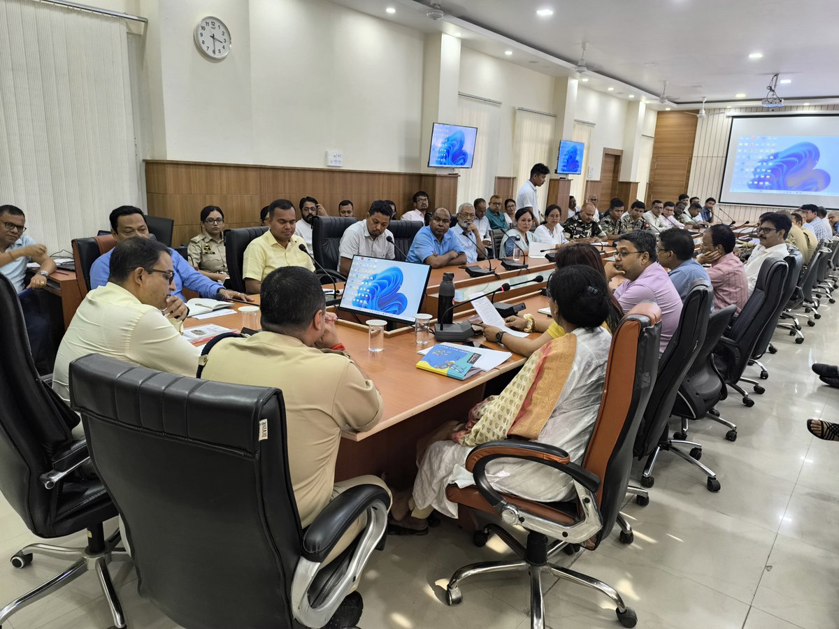 DCSonitpur's tweet image. 🧵1/2
📍DC Office, Sonitpur | 📅17 July 2025
A prep meeting for #DistrictDay (3rd Aug) &amp;amp; 79th #IndependenceDay (15th Aug) was chaired by DC Shri Ankur Bharali.

Key topics: flag hoisting &amp;amp; retreat, security, parades, decor, field prep, illumination &amp;amp; cultural events.