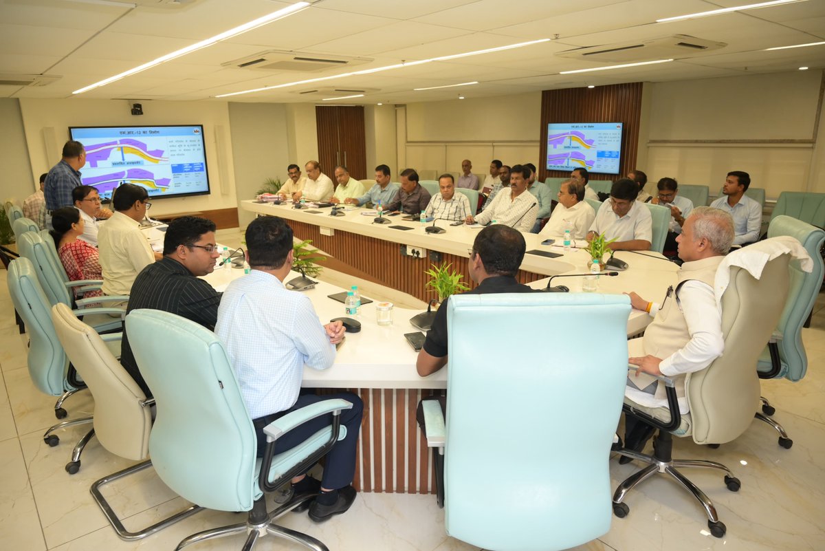 idaIndore22's tweet image. संभागायुक्त सह अध्यक्ष श्री दीपक सिंह एवं मुख्य कार्यपालिक  अधिकारी श्री आर.पी. अहिरवार की उपस्थिति में हुई समीक्षा बैठक में टाउन प्लानिंग, सीएम राइज स्कूल, फ्लायओवर व रालामंडल सौंदर्यीकरण जैसे प्रोजेक्ट्स की प्रगति की समीक्षा की गई। 

#IndoreDevelopment #SmartCityIndore #ida