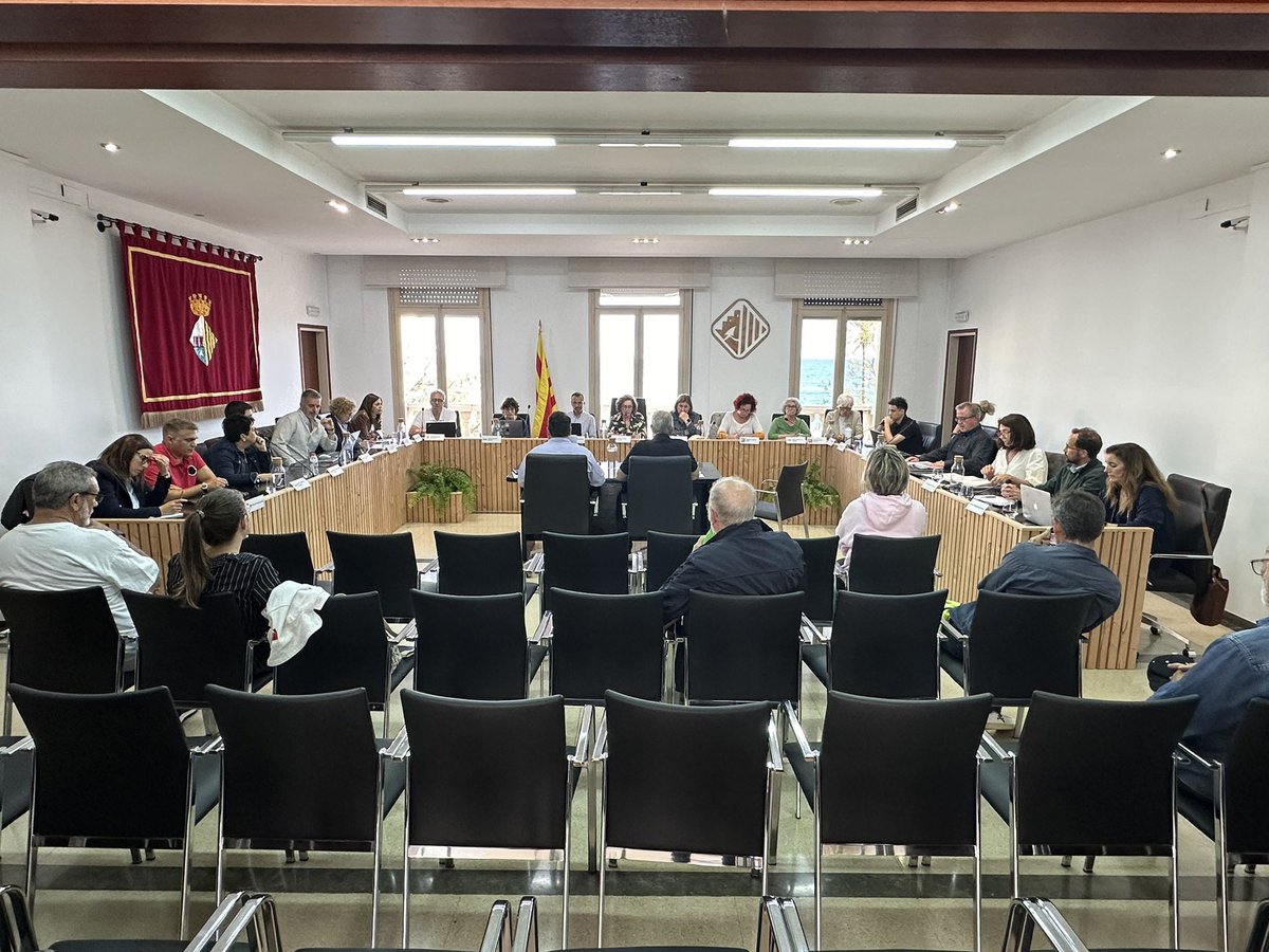 👉Avui a les 19h en directe última sessió plenària del curs.

📍Sala de plens Ajuntament de <a href="/VilassardeMar/">Vilassar de Mar</a>.

📻 98.1 FM
💻 vilassarradio.cat