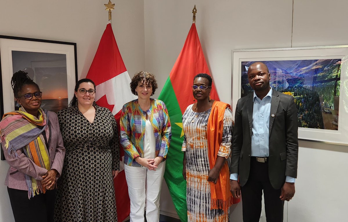 AmbCanBFA's tweet image. La Présidente de la Commission nationale des droits humains 🇧🇫, Lauréate Prix Femme de courage 🇺🇸, a eu une inspirante discussion avec l'Ambassadrice🇨🇦
Les #droitshumains, c'est aussi #santé #éducation #Emploi décent, lutte contre #VBG, #leadershipféminin ... soutenus par Canada!