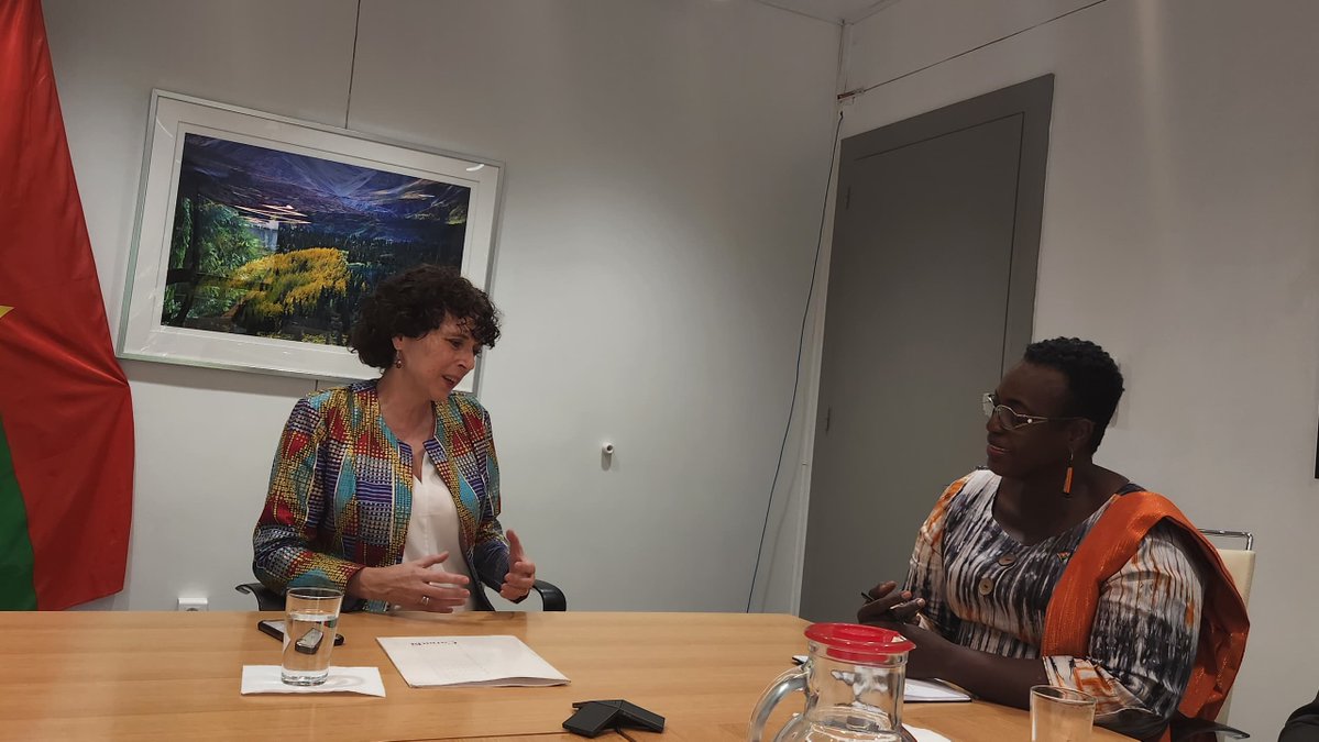 AmbCanBFA's tweet image. La Présidente de la Commission nationale des droits humains 🇧🇫, Lauréate Prix Femme de courage 🇺🇸, a eu une inspirante discussion avec l'Ambassadrice🇨🇦
Les #droitshumains, c'est aussi #santé #éducation #Emploi décent, lutte contre #VBG, #leadershipféminin ... soutenus par Canada!