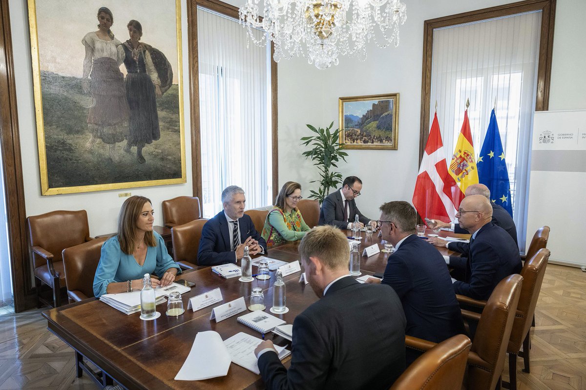 Ministerio del Interior (@interiorgob) on Twitter photo 🇪🇸🇩🇰 Grande-Marlaska recibe en la sede de <a href="/interiorgob/">Ministerio del Interior</a> a <a href="/Torstenschack/">Torsten Schack</a>, ministro danés de Seguridad Civil y Emergencias.
➡️ En la reunión han participado las directoras generales de <a href="/proteccioncivil/">Protección Civil</a>, <a href="/VirBarcones/">Virginia Barcones 🌾</a>, y de Relaciones Internacionales y Extranjería, Elena Garzón 🇪🇸🇩🇰 Grande-Marlaska recibe en la sede de <a href="/interiorgob/">Ministerio del Interior</a> a <a href="/Torstenschack/">Torsten Schack</a>, ministro danés de Seguridad Civil y Emergencias.
➡️ En la reunión han participado las directoras generales de <a href="/proteccioncivil/">Protección Civil</a>, <a href="/VirBarcones/">Virginia Barcones 🌾</a>, y de Relaciones Internacionales y Extranjería, Elena Garzón