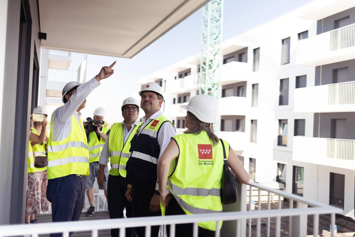 Visitando el avance de las obras de construcción de las 524 viviendas pertenecientes al Plan Vive de la Comunidad de Madrid junto a Jorge Rodrigo, consejero de Vivienda, Transportes e Infraestructuras.

Ubicadas en Valenoso, está previsto que estén terminadas en el verano de