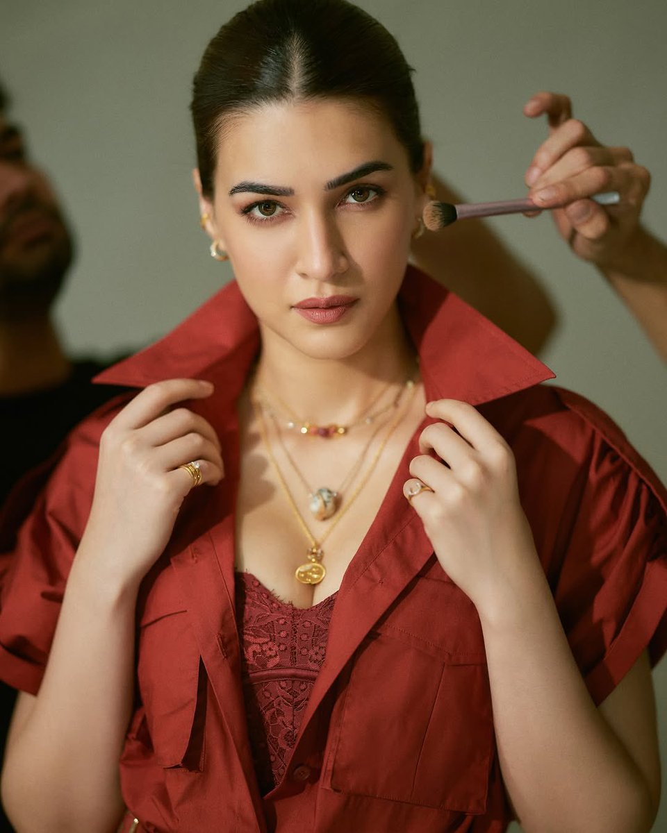 indulgexpress (@indulgexpress) on Twitter photo CONFIRMED! Kriti Sanon comes on board for 'Don 3' opposite Ranveer Singh after Kiara Advani's exit, the search for villain continues.
Also tell us which #Don girl is your favourite?
<a href="/RanveerOfficial/">Ranveer Singh</a> <a href="/kritisanon/">Kriti Sanon</a> #Don3 #RanveerSingh #KritiSanon #KiaraAdvani CONFIRMED! Kriti Sanon comes on board for 'Don 3' opposite Ranveer Singh after Kiara Advani's exit, the search for villain continues.
Also tell us which #Don girl is your favourite?
<a href="/RanveerOfficial/">Ranveer Singh</a> <a href="/kritisanon/">Kriti Sanon</a> #Don3 #RanveerSingh #KritiSanon #KiaraAdvani