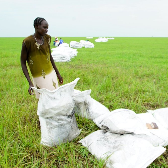 WFP_Africa's tweet image. "The floods destroyed everything we had. Without assistance, we had nowhere to go."
After months of blocked access, @WFP has finally reached Nyaduoth and others in conflict-hit Upper Nile, #SouthSudan — delivering food to families cut off from help for too long.