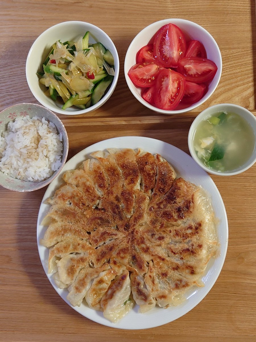 Tomi_01_26's tweet image. おつかれさまです🙇
餃子
きゅうりの辛味漬け
冷やしトマト
豆腐、小松菜、卵のスープ
メインが餃子なので、さっぱりした副菜にしました🥟
#おうちごはん