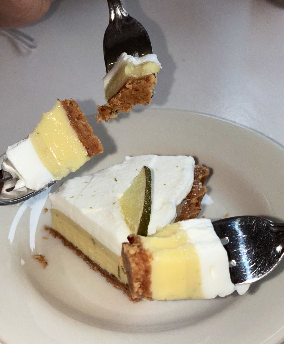 angellictk's tweet image. 여자 셋 모이면
빵 먹는다… #팡이빵