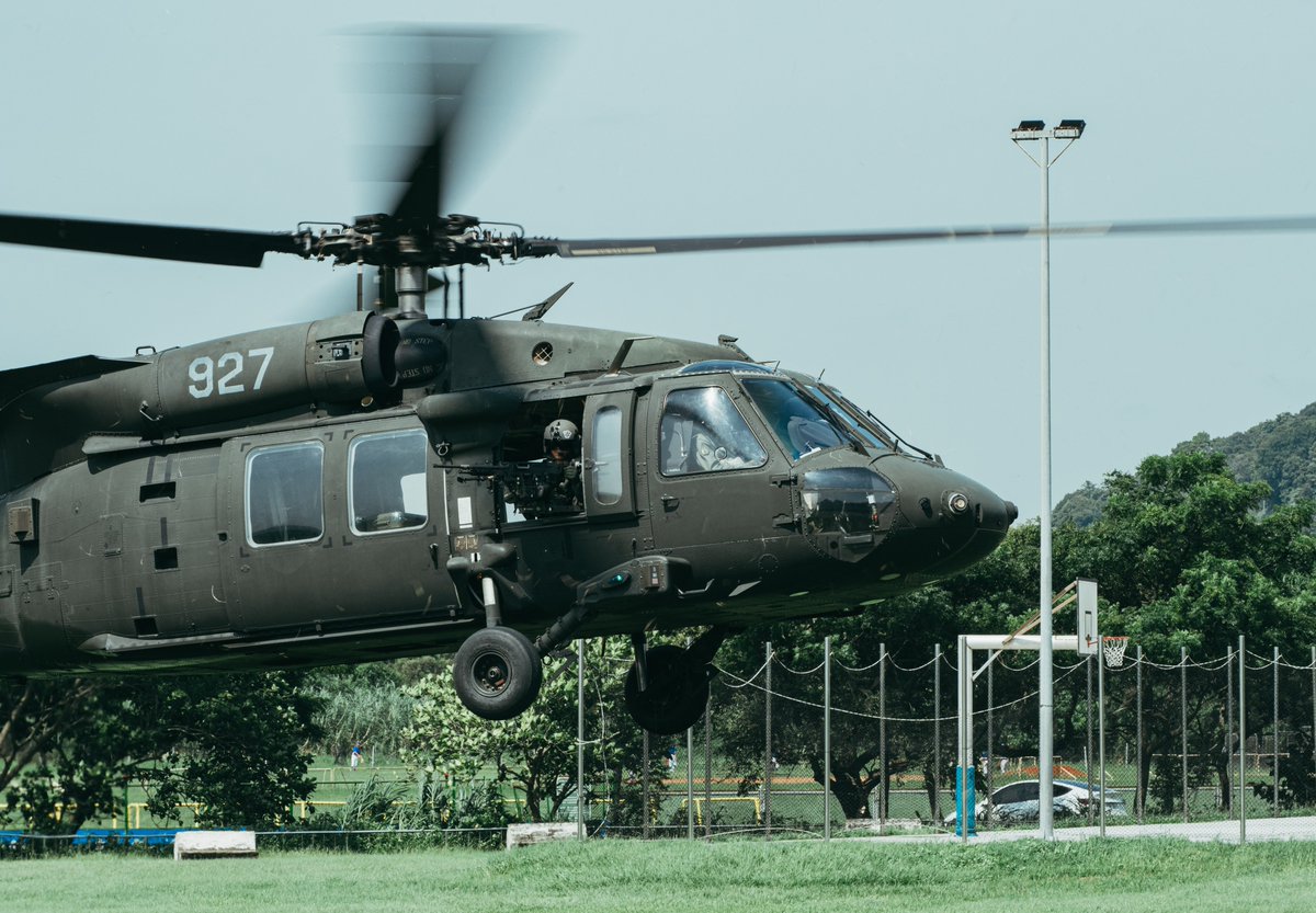 mna_roc's tweet image. #陸軍 航空601旅日前於油彈補給點執行直升機熱加油掛彈作業,在發動機不熄火的狀況下,於30分鐘內完成油彈補給,恢復戰力、重返前線。
#HanKuangExercise #AH64E #UH60M #Military #ProtectOurCountry #ROC #Taiwan🇹🇼