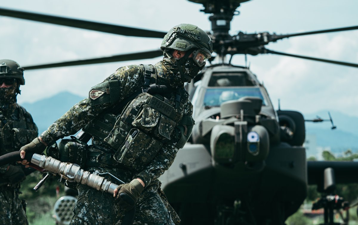 mna_roc's tweet image. #陸軍 航空601旅日前於油彈補給點執行直升機熱加油掛彈作業,在發動機不熄火的狀況下,於30分鐘內完成油彈補給,恢復戰力、重返前線。
#HanKuangExercise #AH64E #UH60M #Military #ProtectOurCountry #ROC #Taiwan🇹🇼