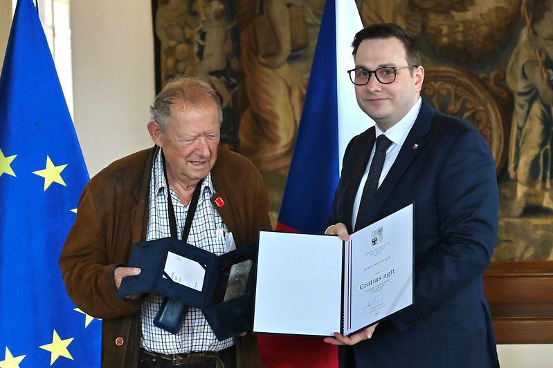 CzechMFA's tweet image. Minister @JanLipavsky presented the Gratias agit Award to Adam Michnik, a prominent figure of the Polish democratic opposition and a longtime friend of Czechia. The award honours his support for the Czechoslovak dissent and defence of human rights.
