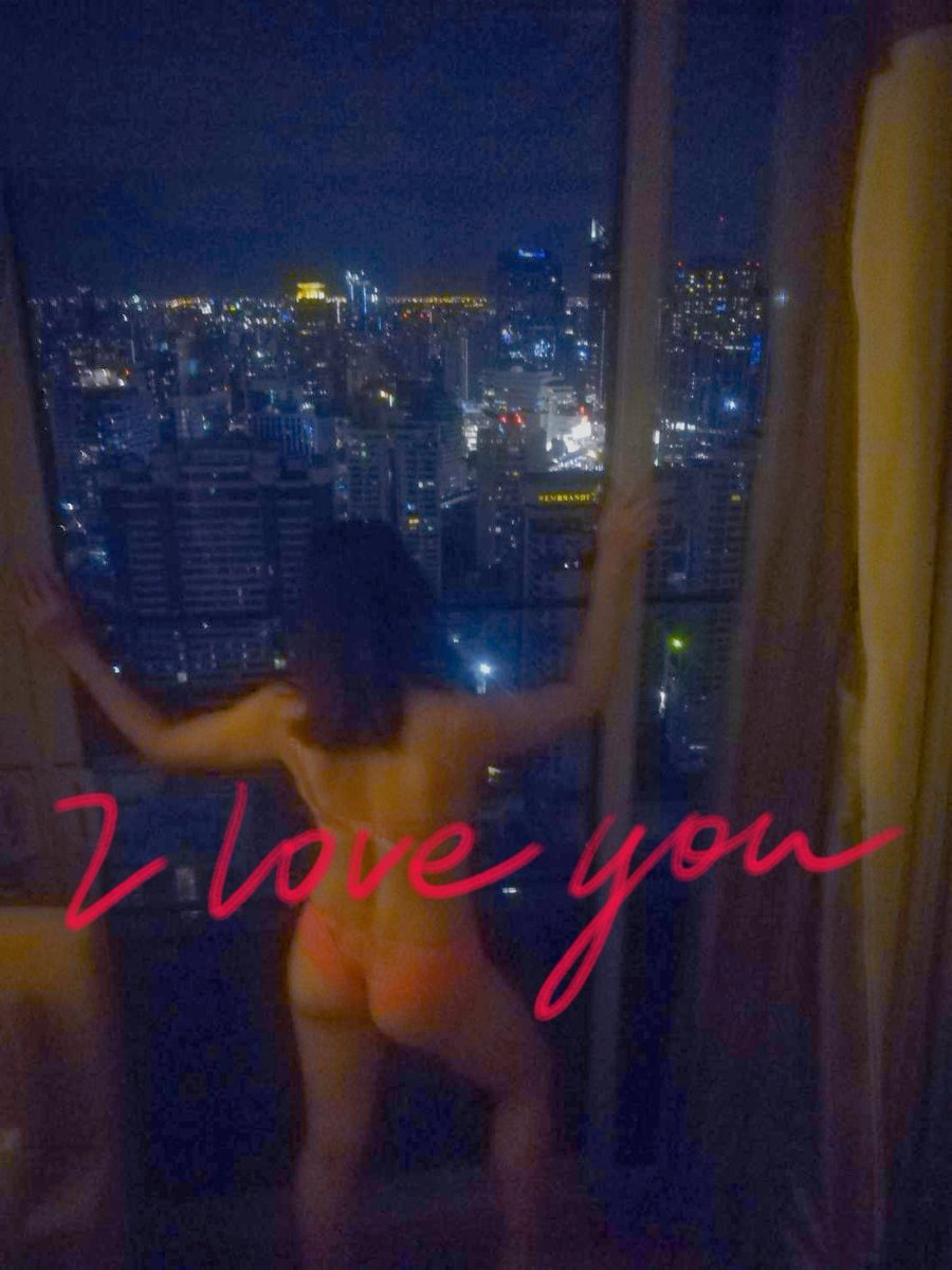 รู้สึกว่า วีคเอนด์นี้ คงได้ไปเปลี่ยนบรรยากาศกันสองคนแน่ๆ ไม่เป็นไร สองคนผัวเมียก็สนุกกันได้