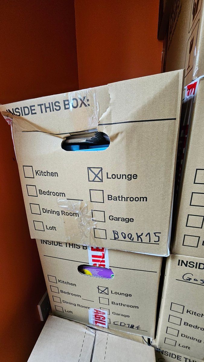 KoprowskiT's tweet image. #MadeInBritain

I did not even start to move. I just packed the box and stacked them together.

The boxes i bought with #MadeinEU mark survived two movements and lasted four years....