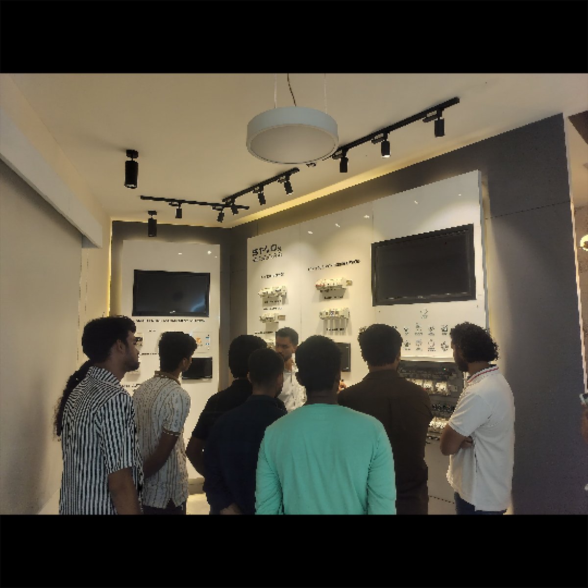 IVSSchoolIndia's tweet image. A day full of light and learning! 
Students explored innovative lighting at the Havells Experience Centre.
#LightingDesign #HavellsVisit #DesignStudents #IndustryExposure #IVSLearning #FutureDesigners