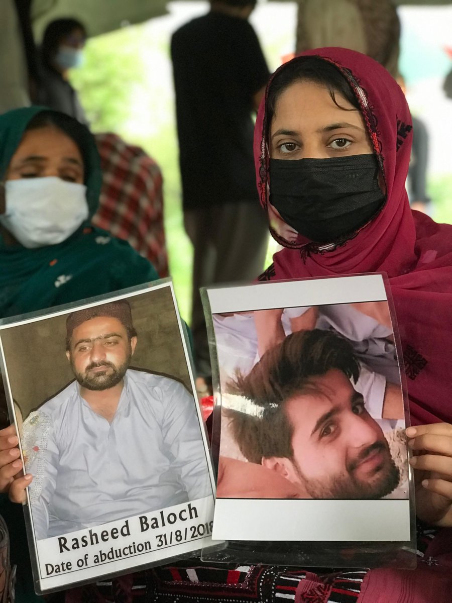 Sadia_Balochh's tweet image. میں سلمان بلوچ کی بہن آج اسلام آباد کے کیمپ میں بیٹھی ہوں دیگر خاندانوں کے ساتھ جن کے ہاتھوں میں تصاویر آنکھوں میں سوال دلوں میں زخم ہے
ہم میں سے کوئی یہاں نا تو سیاستدان ہے نا مجرم بس خاندانیں جو اپنے پیاروں کو واپس مانگ رہی ہے۔