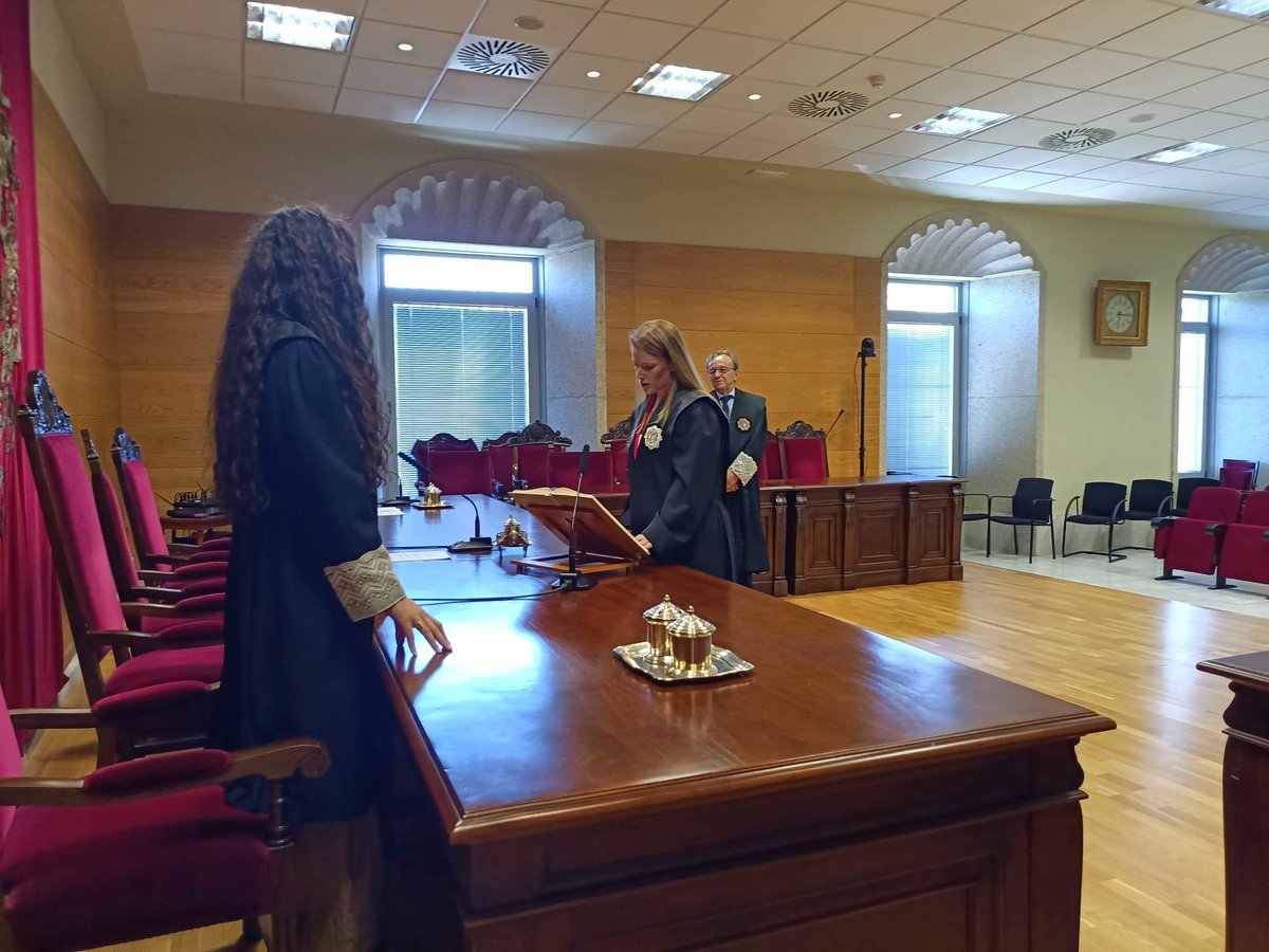 TSJ Extremadura (@tsjext) on Twitter photo Acto de juramento de la jueza sustituta Elena Bote Dios ante miembros de la Sala de Gobierno del <a href="/TSJEXT/">TSJ Extremadura</a>.
Jura su cargo para los Juzgados de Cáceres, Plasencia, Coria, Trujillo, Logrosán y Valencia de Alcántara. Acto de juramento de la jueza sustituta Elena Bote Dios ante miembros de la Sala de Gobierno del <a href="/TSJEXT/">TSJ Extremadura</a>.
Jura su cargo para los Juzgados de Cáceres, Plasencia, Coria, Trujillo, Logrosán y Valencia de Alcántara.