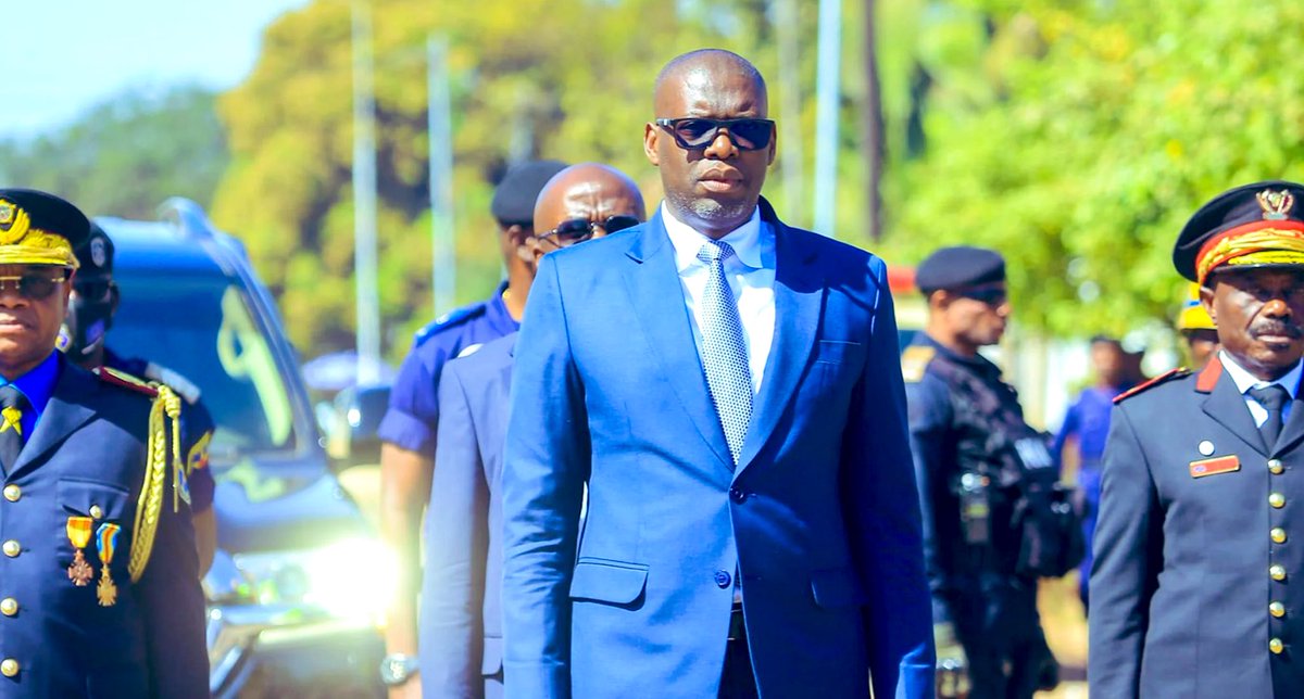 Baelenge Irenge (@baelenge_irenge) on Twitter photo #RDC : Un avis de recherche lancé contre <a href="/JacquesKyabula/">Jacques Kyabula Katwe</a>, Gouverneur du Haut-Katanga, en fuite après sa convocation par le VPM de l’Intérieur à Kinshasa. Il lui est reproché d’avoir simplement cité le nom de Joseph Kabila lors d’un meeting. Quelle dictature ! #RDC : Un avis de recherche lancé contre <a href="/JacquesKyabula/">Jacques Kyabula Katwe</a>, Gouverneur du Haut-Katanga, en fuite après sa convocation par le VPM de l’Intérieur à Kinshasa. Il lui est reproché d’avoir simplement cité le nom de Joseph Kabila lors d’un meeting. Quelle dictature !