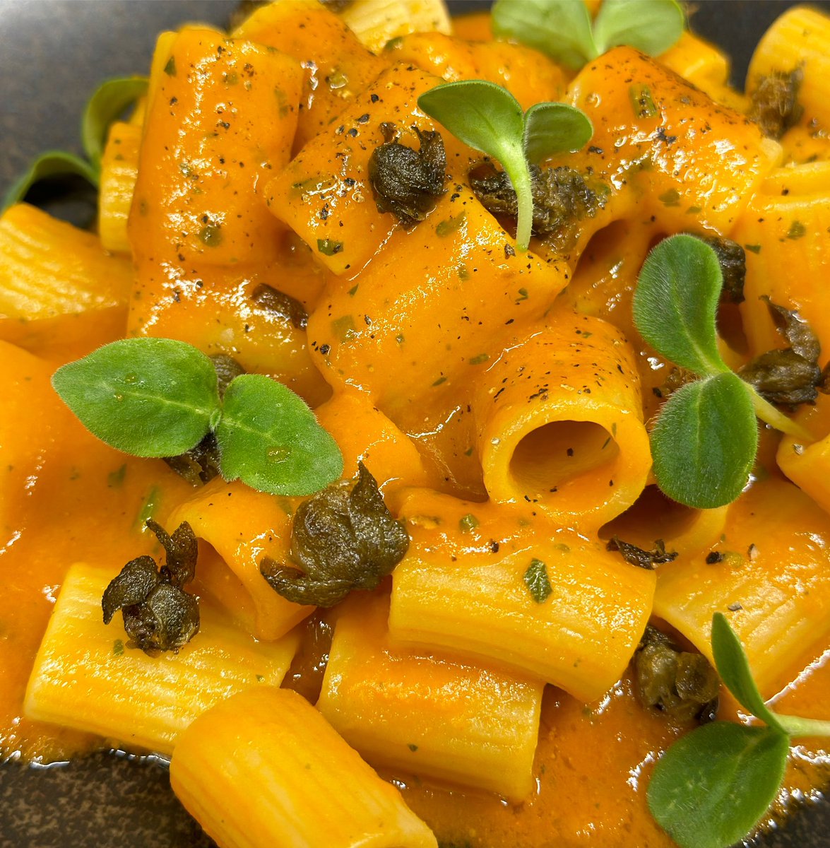 DavidCuocoSavor's tweet photo. Visto la stagione, Prossimamente video ricetta con il peperone rosso! Massa bon! Non vi resta che aspettare qualche giorno, seguirmi e poi potete replicare questo meraviglioso primo piatto! 
#peperoni #primipiatti #pasta #maccheroni #acciughe #capperi #ricetta #ricettafacile https://t.co/4Pwp2FtGoo