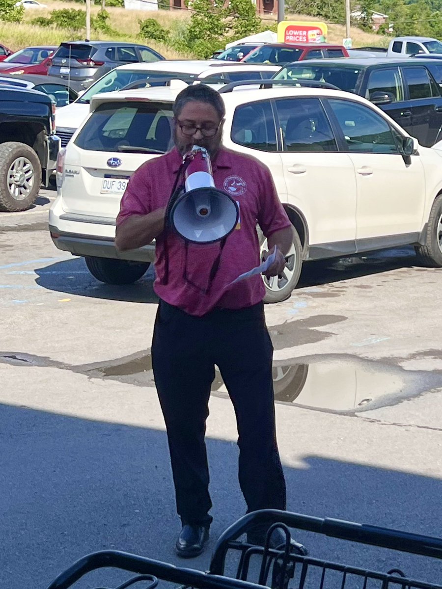 UFCW 400 had a great turnout in Gassaway to send the message that the  community relies on Kroger to provide fresh groceries and good union jobs. Save Gassaway Kroger! #wvpol